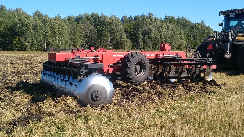Disc harrow cutting through crop residue in a harvested grain field | Mandako Дисковая борона разрезает пожнивные остатки на убранном зерновом поле